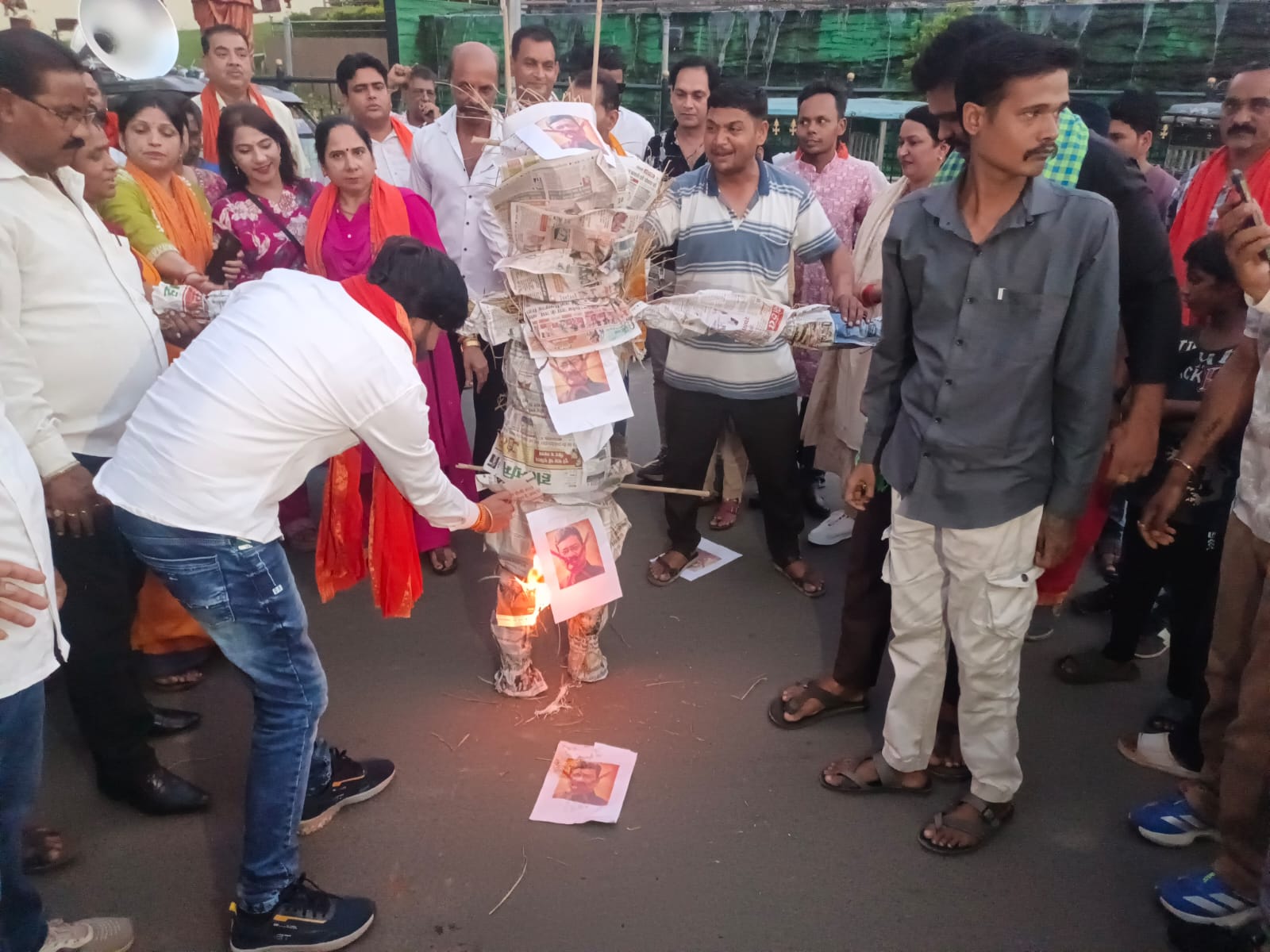 चरणदास महंत के बयान पर बवाल, बिलासपुर में भगवा ब्रिगेड ने फूंका पुतला