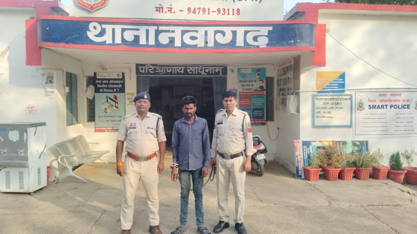 घर में चोरी करने घुसा आरोपी गिरफ्तार, भागते समय बाइक और मोबाइल छोड़कर फरार हुआ था