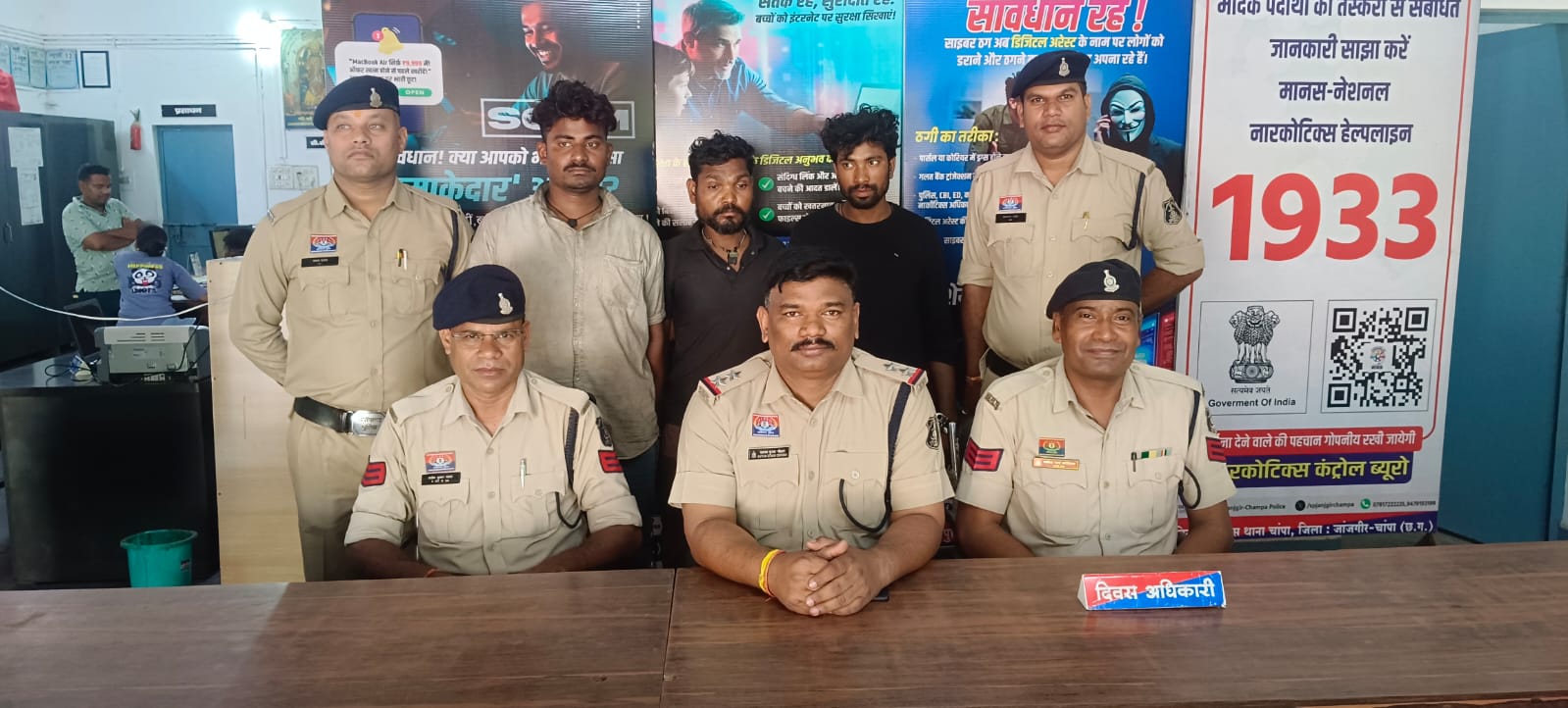 कोयले में मिलावट कर हेराफेरी करने वाले तीन ट्रक ड्राइवर गिरफ्तार, 115 टन कोयला और ट्रेलर जब्त