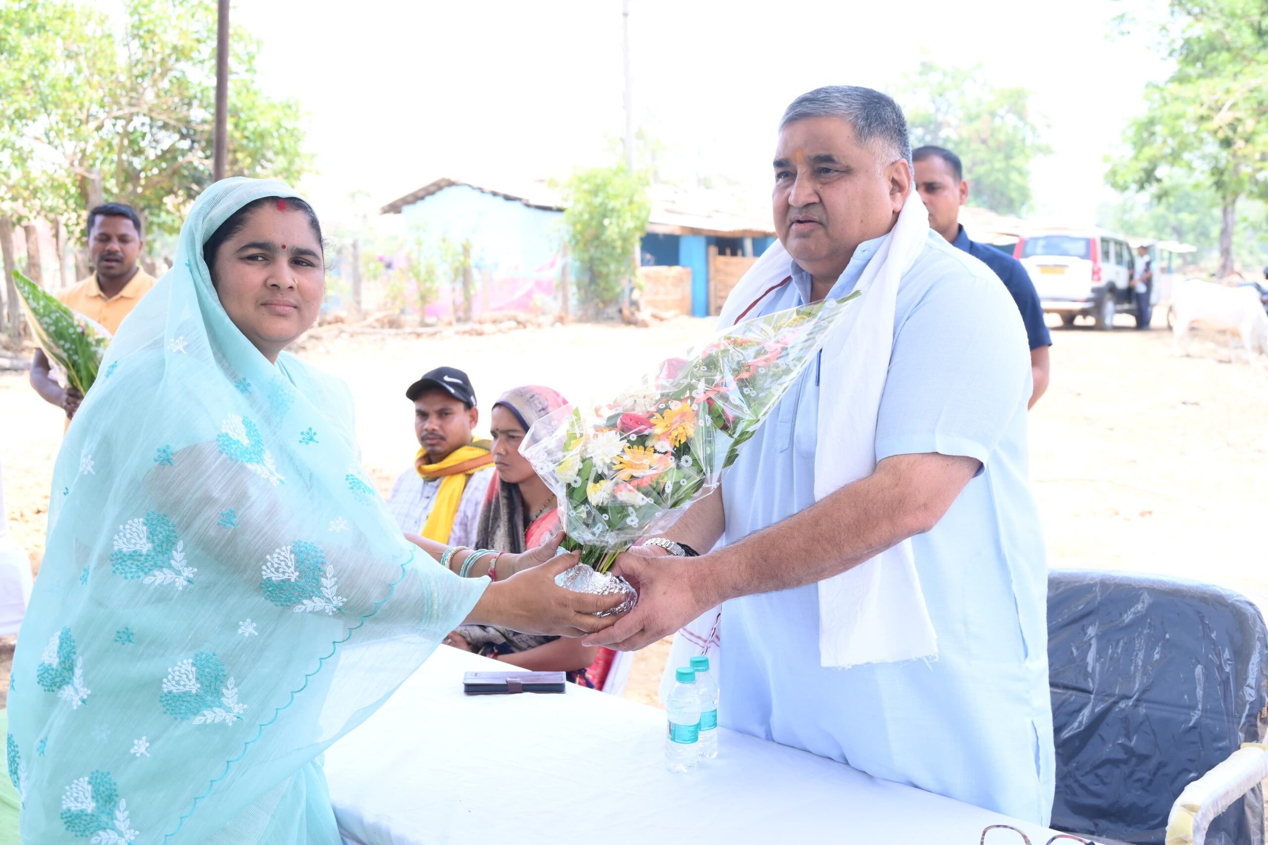 जनदर्शन में कैबिनेट मंत्री राजेश अग्रवाल ने सुनी ग्रामीणों की समस्याएं,ग्राम हरिहरपुर में जनता से सीधा संवाद, त्वरित निराकरण के लिए अधिकारियों को दिए निर्देश,,,,