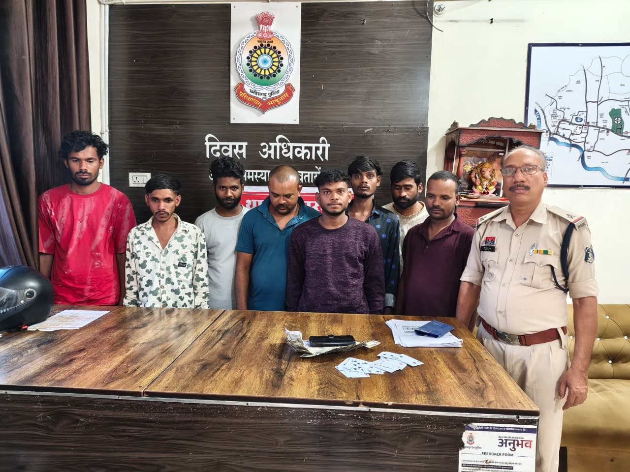 खमतराई में खेत के बीच चल रहा था ‘काट-पत्ती’ जुआ, 8 जुआरी गिरफ्तार