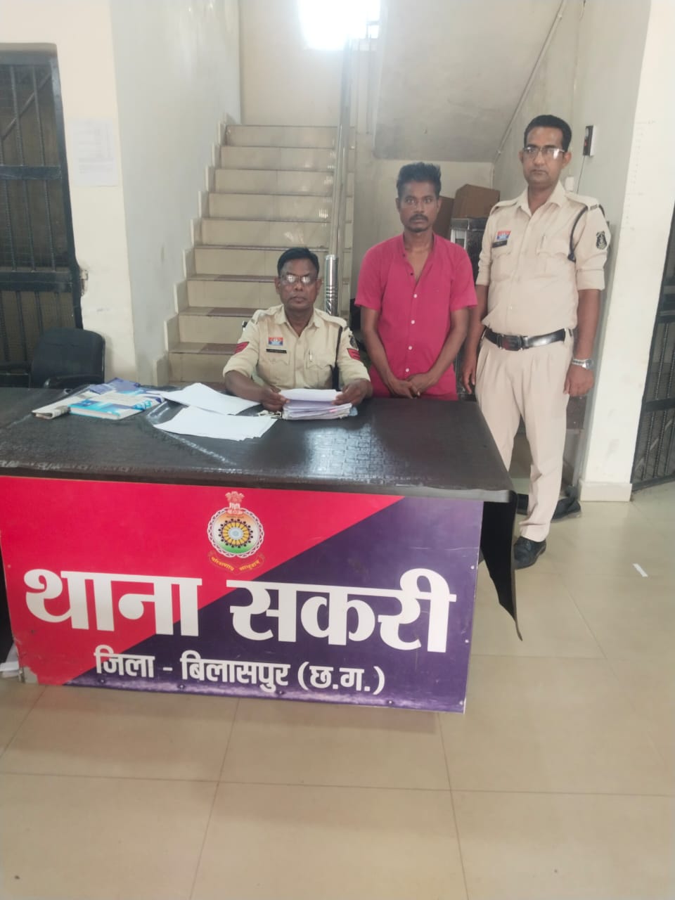 सकरी में चाकू लहराकर लोगों को डरा रहा था युवक, पुलिस ने किया गिरफ्तार