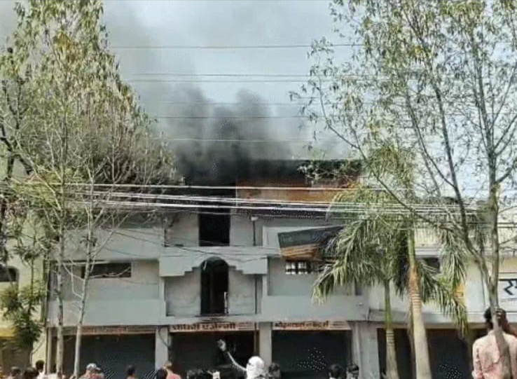व्यापार विहार के तेल गोदाम में भीषण आग पर 5 घंटे की मशक्कत के बाद पाया गया काबू