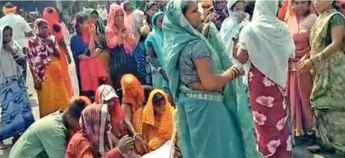 आरोपी के डर से जहर खाने वाले ग्रामीण बुजुर्ग की मौत, शव रखकर किया चक्काजाम