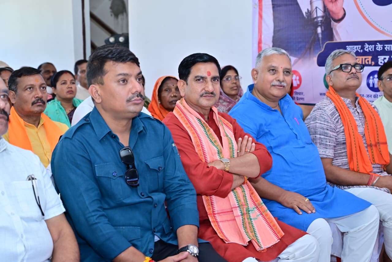 मन की बात कार्यक्रम में शामिल हुए केंद्रीय राज्यमंत्री,बूथ पर हुआ बैठक, केद्रीय राज्यमंत्री तोखन साहू ने बूथ कार्यकर्ताओ को दिए जरूरी सुझाव