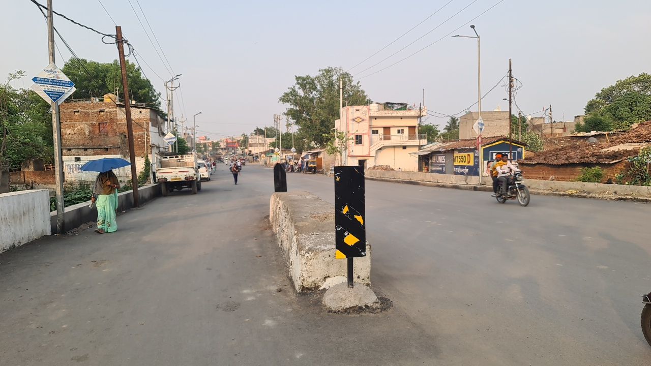 अपोलो रोड चौड़ी हुई, लेकिन बीच सड़क छोड़ा गया पुलिया का हिस्सा बना खतरा, चौड़ीकरण और डामरीकरण से लोगों को मिली राहत, मगर अधूरा निर्माण बढ़ा रहा हादसे का डर