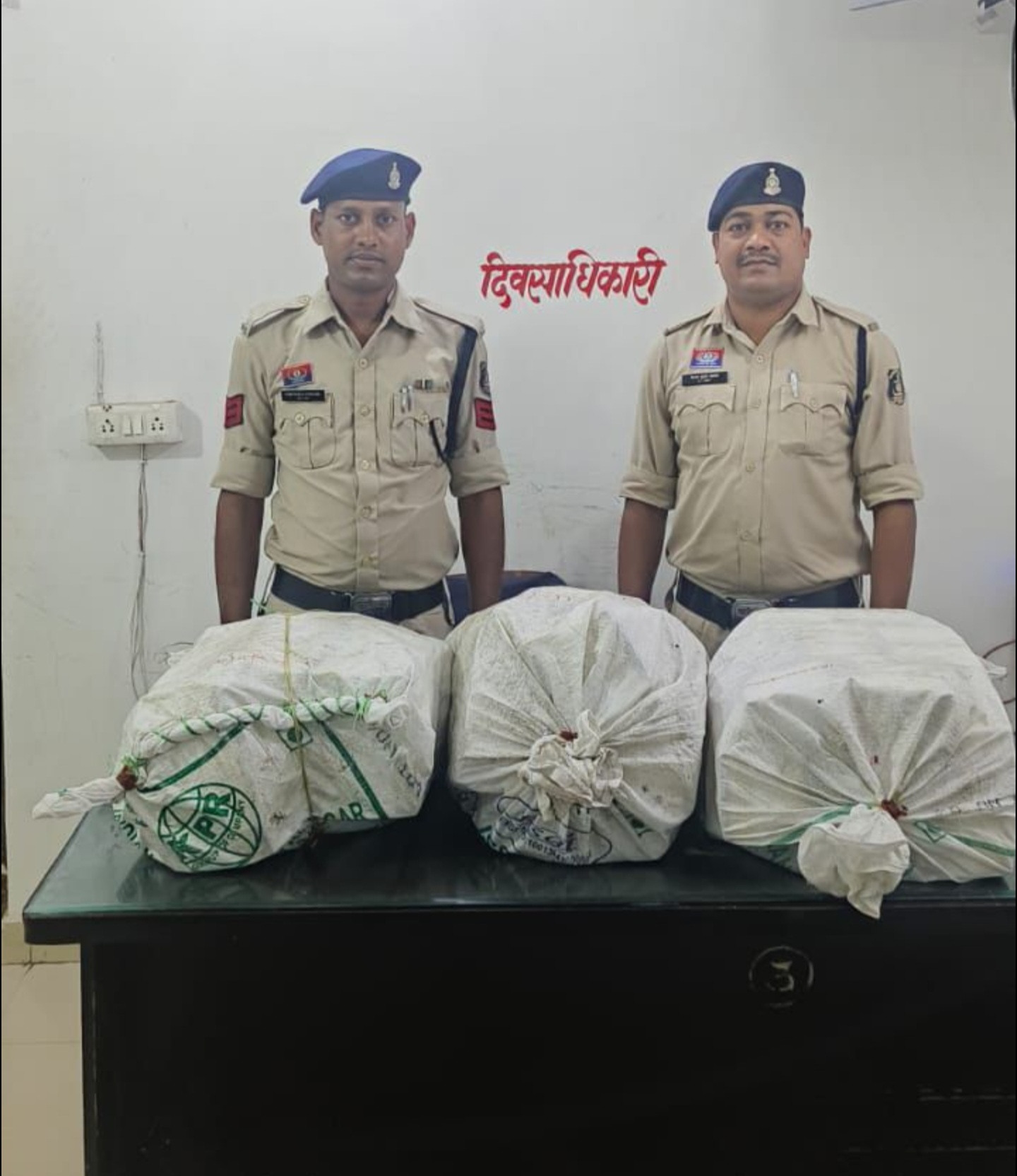 संदिग्ध पार्सल से 16 लाख रुपये नकद बरामद, जांच जारी, हंस ट्रेवल्स कार्यालय में पुलिस की कार्रवाई, आयकर विभाग को दी गई सूचना