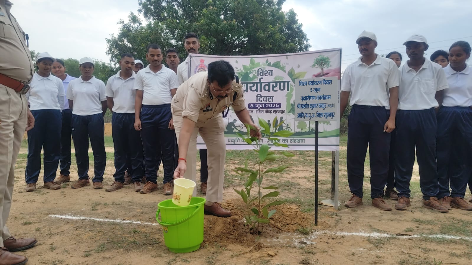 विश्व पर्यावरण दिवस पर डीआईजी/एसएसपी सूरजपुर ने पुलिस लाईन में किया वृक्षारोपण