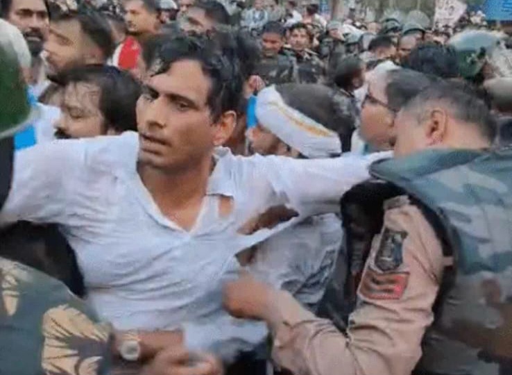कुर्ता फाड़ने के आरोप पर नया विवाद: वायरल वीडियो के बाद विधायक देवेंद्र यादव समेत 7 पर एफआईआर