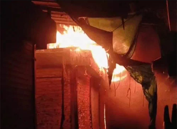 बुधवारी के बाद अब शनिचरी सब्जी मार्केट में भीषण आग, 17 से अधिक दुकानें जलकर खाकशॉर्ट सर्किट की आशंका, लाखों रुपये का नुकसान