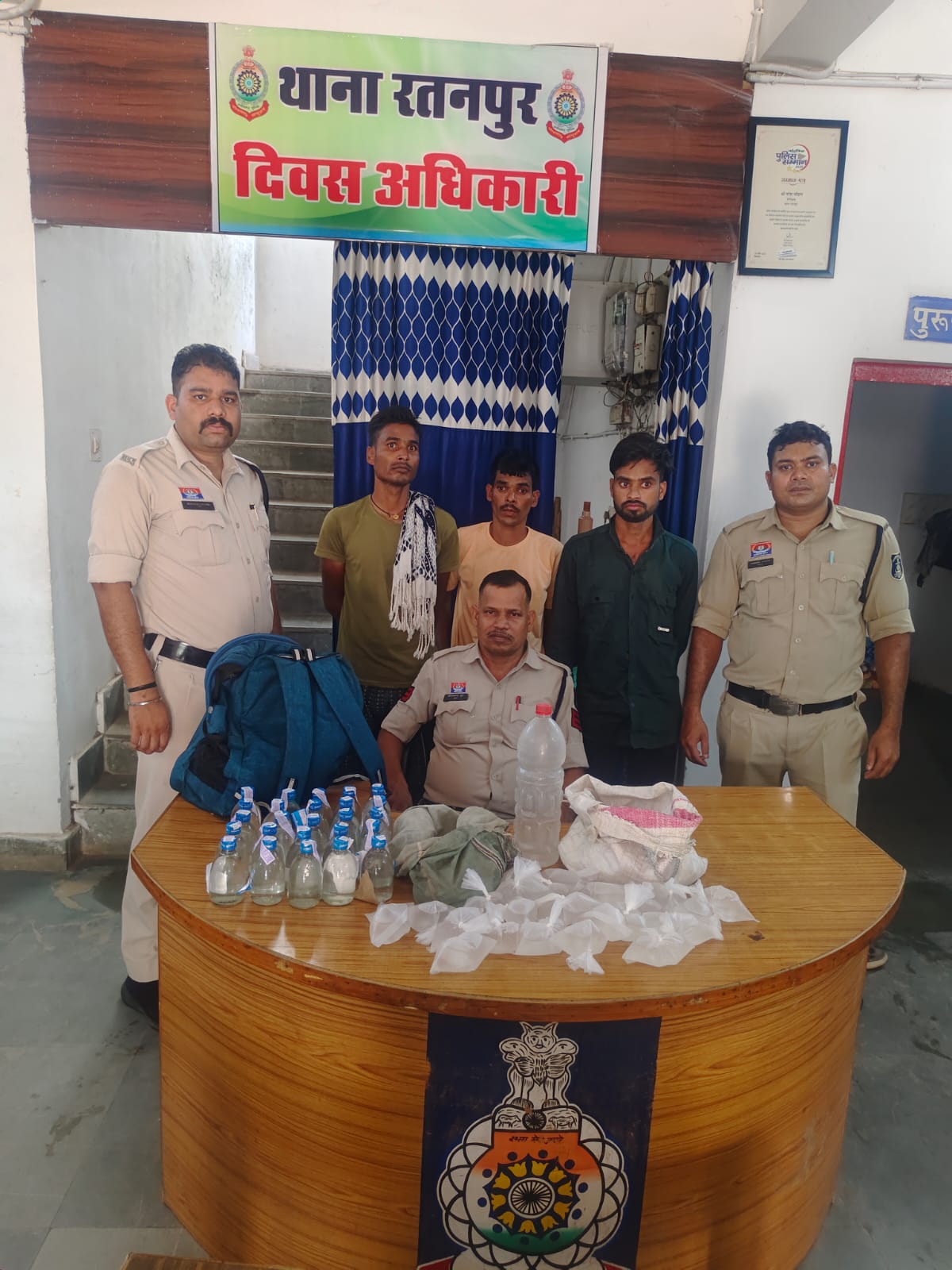 नशे के कारोबारियों पर शिकंजा: रतनपुर में दो तस्कर गिरफ्तार, कोटा में महुआ शराब का अवैध ठिकाना उजाड़ा