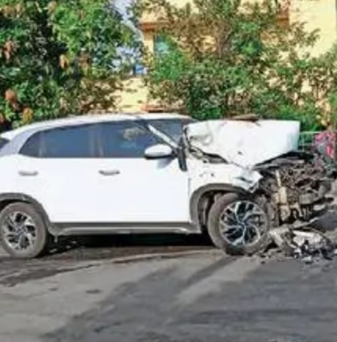 हाईवा की टक्कर से कार क्षतिग्रस्त, एमबीबीएस छात्र सुरक्षित