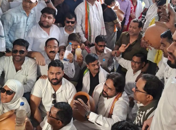 गंदे पानी की सप्लाई को लेकर कांग्रेस का निगम मुख्यालय घेराव, अधिकारियों को दी पानी पीने की चुनौती