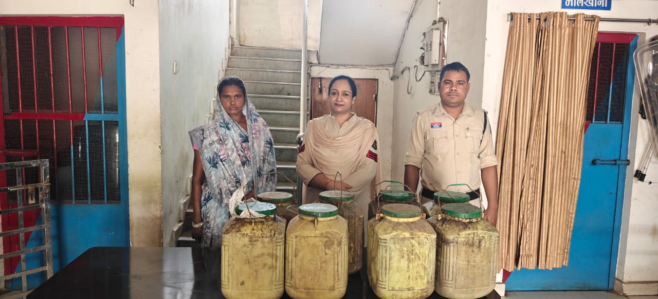 बिलासपुर में अवैध महुआ शराब पर पुलिस की कार्रवाई, दो आरोपी गिरफ्तार