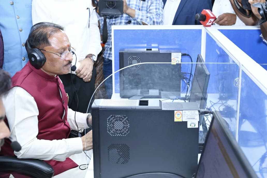 मुख्यमंत्री विष्णुदेव साय ने किया मुख्यमंत्री हेल्पलाइन एवं शिकायत प्रबंधन प्रणाली का अवलोकन, मुख्यमंत्री ने सीएम हेल्पलाइन पर कॉलर श्री पूनाराम ठाकरे से स्वयं की बात