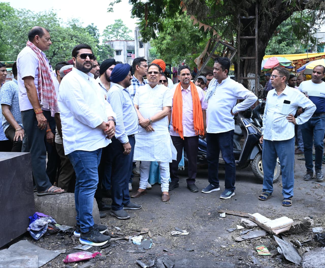 बुधवारी और शनिचरी बाजार अग्निकांड: अमर अग्रवाल ने प्रभावित व्यापारियों से की मुलाकात