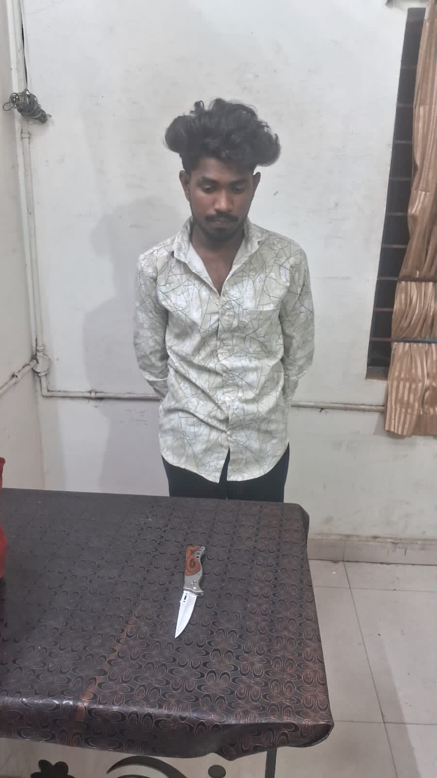 अड्डेबाजी चेकिंग में युवक गिरफ्तार, चाकू लहराकर लोगों को डरा रहा था