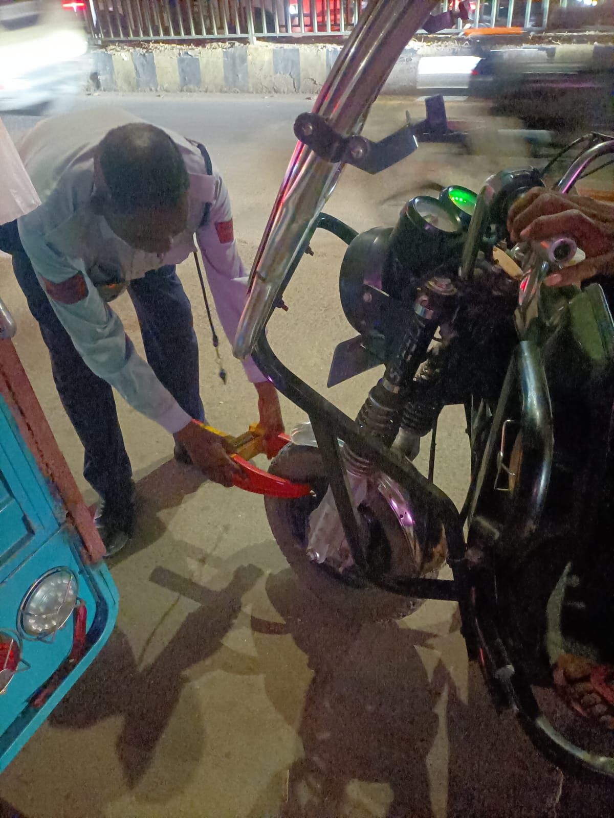 ऑटो चालकों पर यातायात पुलिस की सख्ती, एक दिन में 100 से अधिक और महीनेभर में 1177 पर कार्रवाई