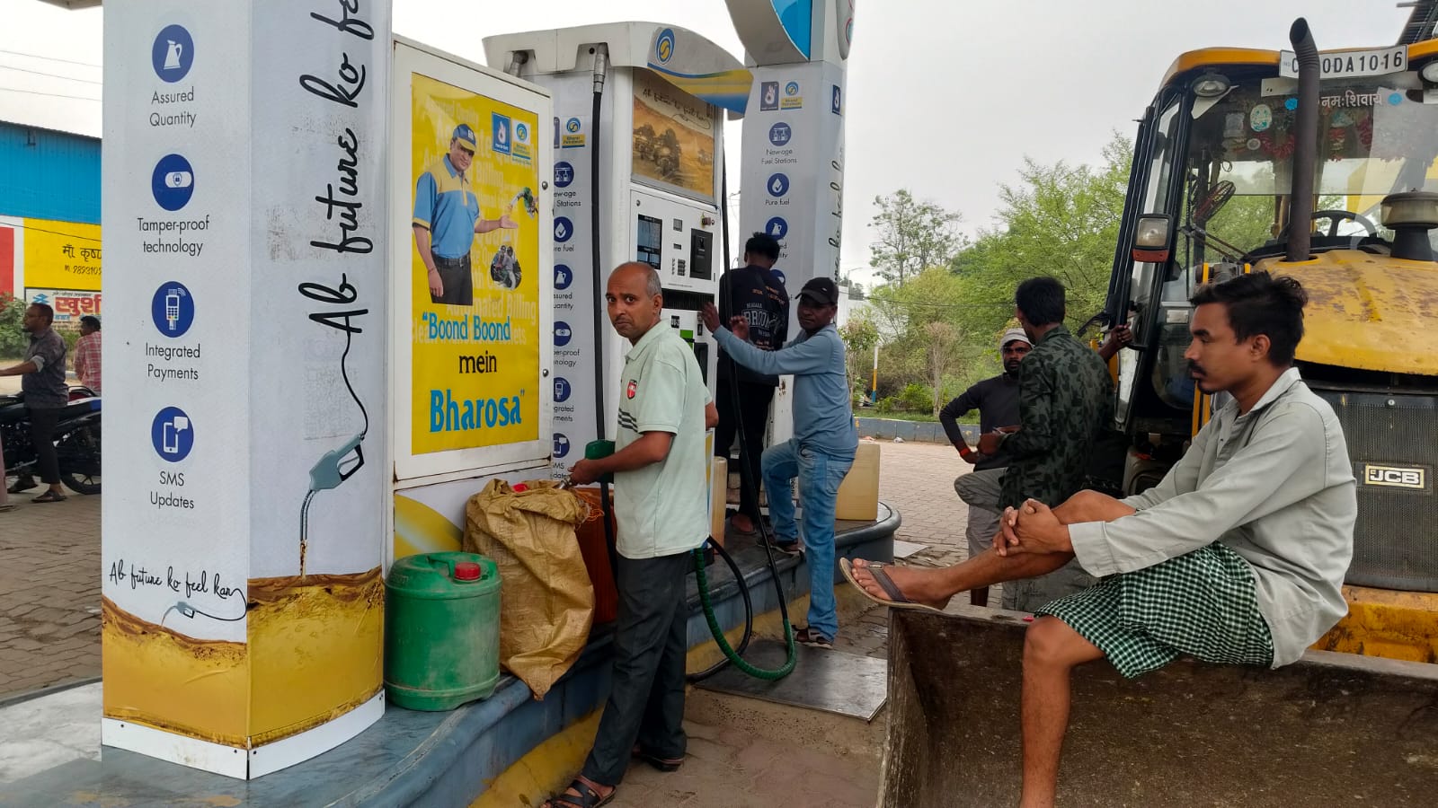 कलेक्टर के आदेश की धज्जियां उड़ा रहा भारत पेट्रोल पंप! पेट्रोल संकट के बीच खुलेआम डिब्बों में बांटा जा रहा पेट्रोल-डीजल