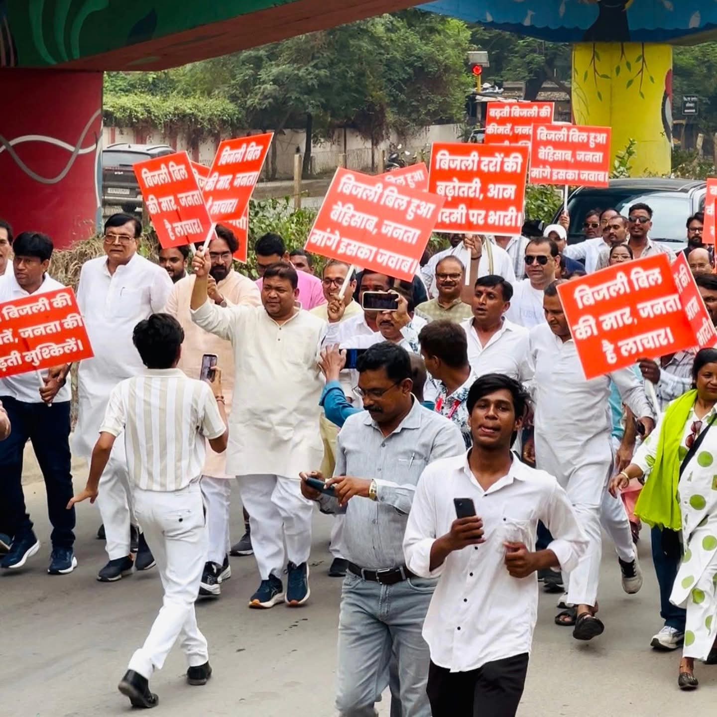 बिजली दरों में बढ़ोतरी के विरोध में कांग्रेस का घेराव, पुलिस से हुई धक्कामुक्की