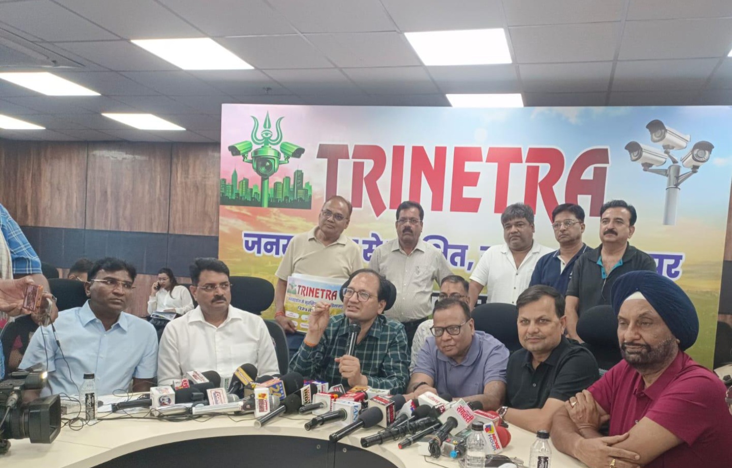 जनसहयोग से सुरक्षित और स्मार्ट बिलासपुर की ओर बड़ा कदम : ‘त्रिनेत्र’ योजना,त्रिनेत्र बनेगा बिलासपुर का सुरक्षा प्रहरी,अपराध नियंत्रण, यातायात प्रबंधन और महिला सुरक्षा को मिलेगी नई मजबूती,शहर में लगेंगे 1000 अत्याधुनिक सीसीटीवी कैमरे, कलेक्टर, एसएसपी और त्रिनेत्र समिति के प्रवीण झा ने प्रेस वार्ता में दी जानकारी