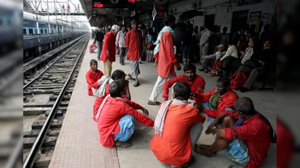 नई व्यवस्थाओ से कुलियों पर रोजगार का संकट