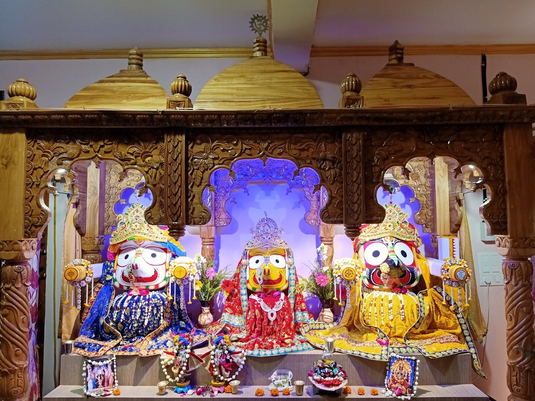 इस्कॉन मंदिर में धूमधाम से मनाया गया आम्र कुंज उत्सव, 500 किलो आमों से सजे भगवान